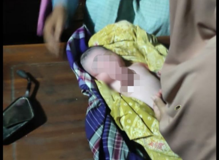 Penemuan Bayi Terbungkus Kardus Gegerkan Warga Pamekasan