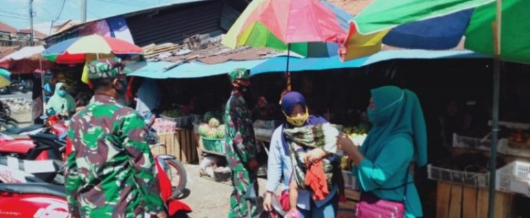 Patroli Pasar, Koramil Waru Ajak Masyarakat Terapkan Prokes