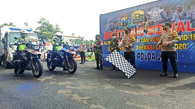 Polda Jatim Berkolaborasi Dengan Forkopimda dan TNI Distribusikan Bansos