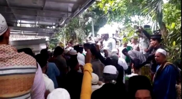 Ratusan Massa Demo Rumah Ibunda Mahfud MD di Pamekasan