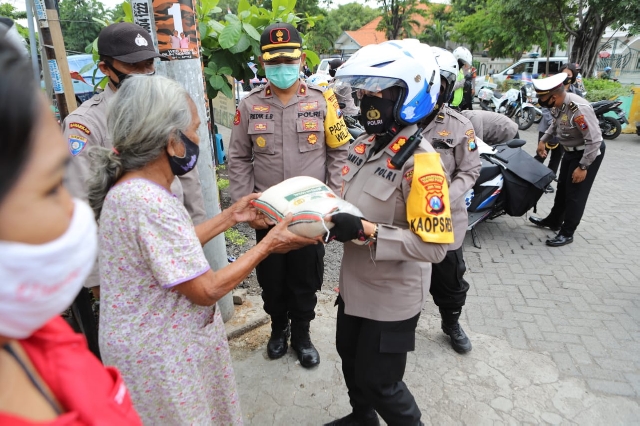 Kapolres Pimpin Apel dan Bagikan Beras kepada Masyarakat