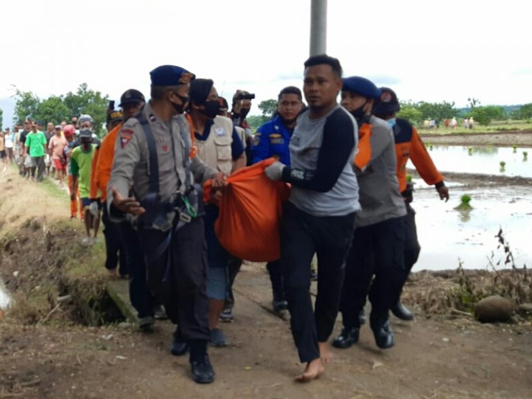 Tim SAR Brimob Jatim Evakuasi Korban Terjebur Sumur