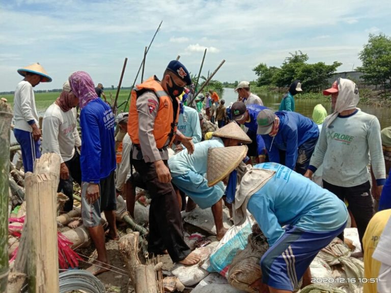 Brimob Ulurkan Tangan Bangun Tanggul di Bojonegoro