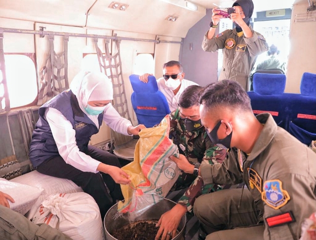 Revegetasi Lingkungan, Gubernur Khofifah Tebarkan 3,5 Ton  Benih Tanaman Melalui Udara