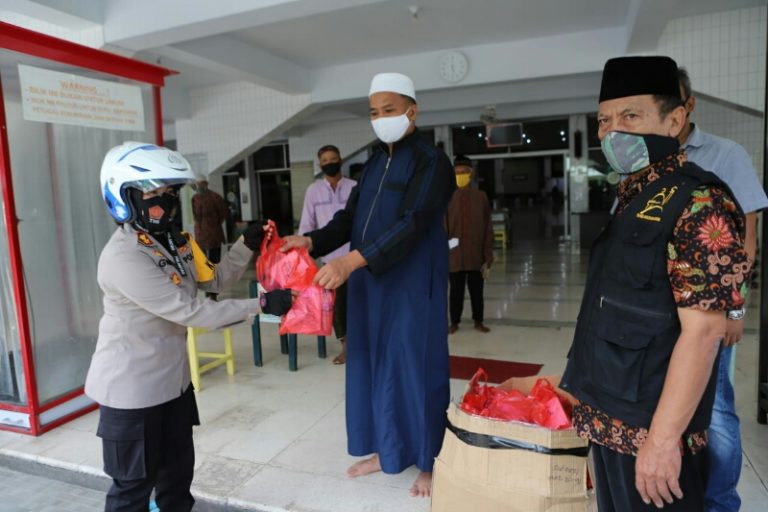 Polres Pelabuhan Tanjung Perak Bagikan Sembako dan Masker
