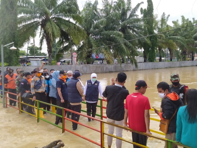 Gubernur Khofifah Tinjau Langsung Lokasi Banjir di Pamekasan
