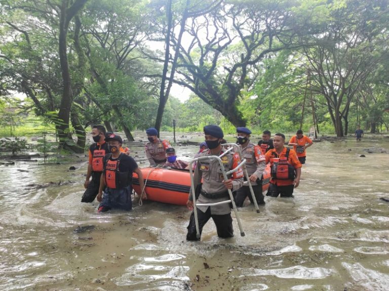 Tim SAR Brimob Bojonegoro Evakuasi Warga yang Terdampak Banjir