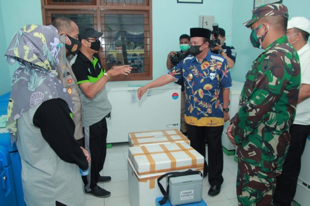 Cek Kesiapan Vaksinasi, Bupati Fadeli Serahkan 11 Ambulance PSC-119
