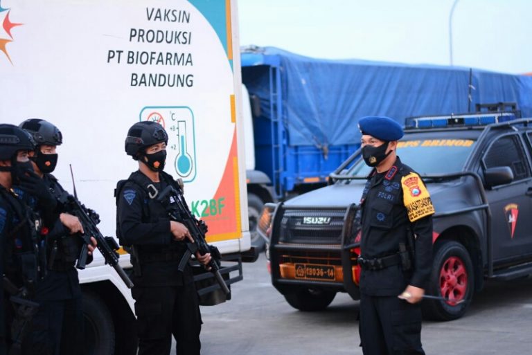Pengawalan Pendistribusian Vaksin Sinovac oleh Satbrimob Polda Jatim