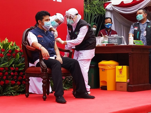 Vaksinasi Tahap II Dilaksanakan, Khofifah Minta Nakes Dituntaskan