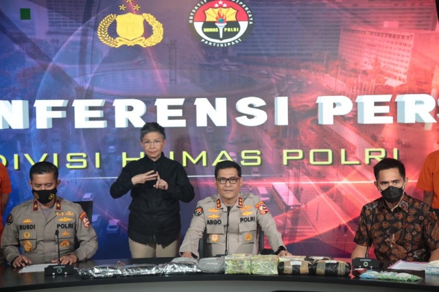 Humas Polri Libatkan Juru Bahasa Isyarat Untuk Melengkapi Kebutuhan Informasi