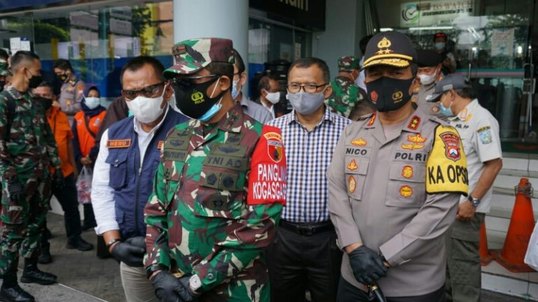 Forkopimda Jatim Bagikan Ribuan Masker di PGS