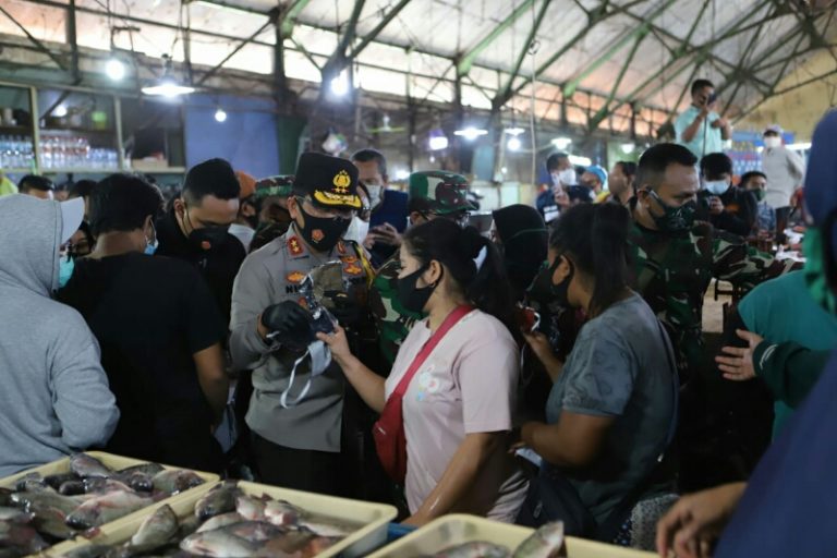 Forkopimda Jatim Bagikan Sembako, Masker dan Handsanitezer