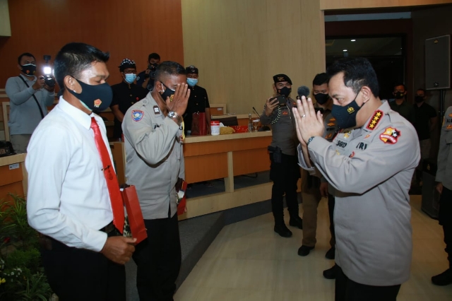 Dua Personil Polda Bali Terima Penghargaan dari Kapolri