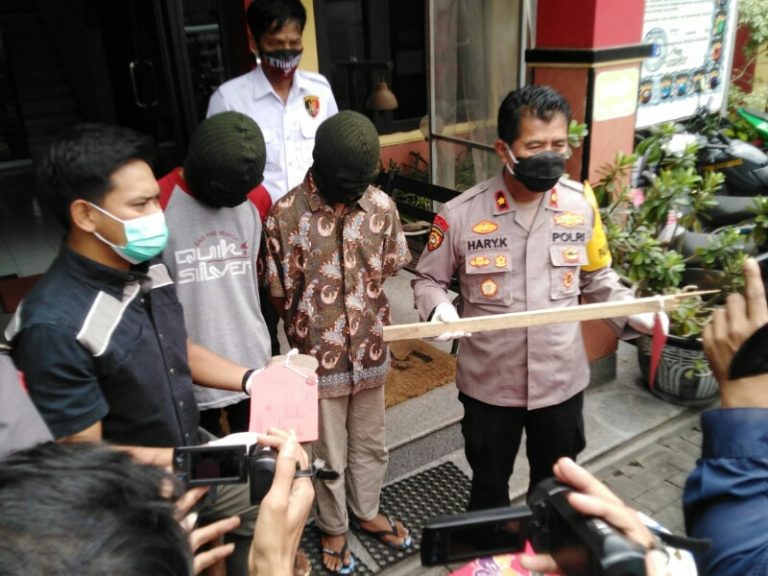 Anggota Polsek Asemrowo berhasil Menangkap Pelaku Pengeroyokan di Pasar Loak