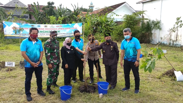 PWI Jatim Tanam 1.000 Bibit Pohon di Lamongan