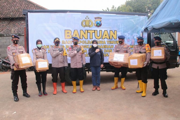 Dansatbrimob Polda Jatim Pimpin Pencarian Korban Longsor di Nganjuk