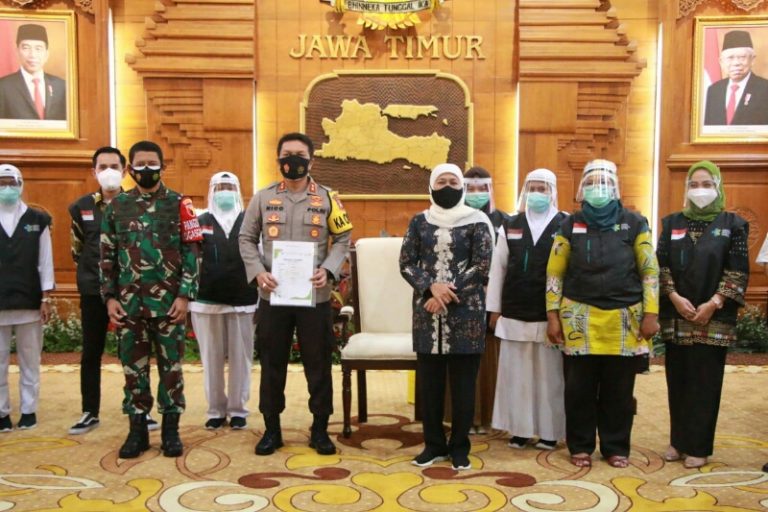 Kapolda Jatim Terima Sertifikat Usai Jalani Vaksinasi Covid-19 Kedua