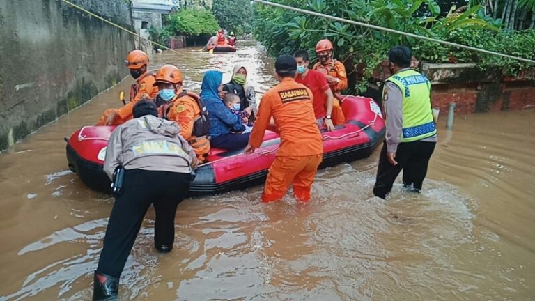 Sinergitas TNI-Polri Hadir dalam Membantu Korban Banjir