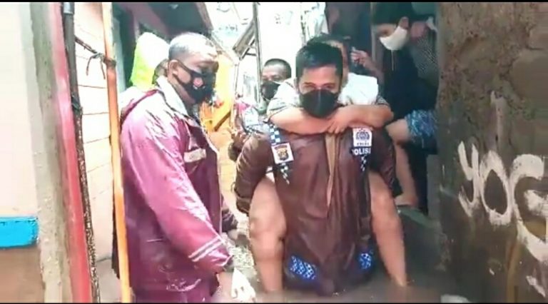 Kapolsek Cilandak Evakuasi Korban Banjir dengan Cara Menggendong