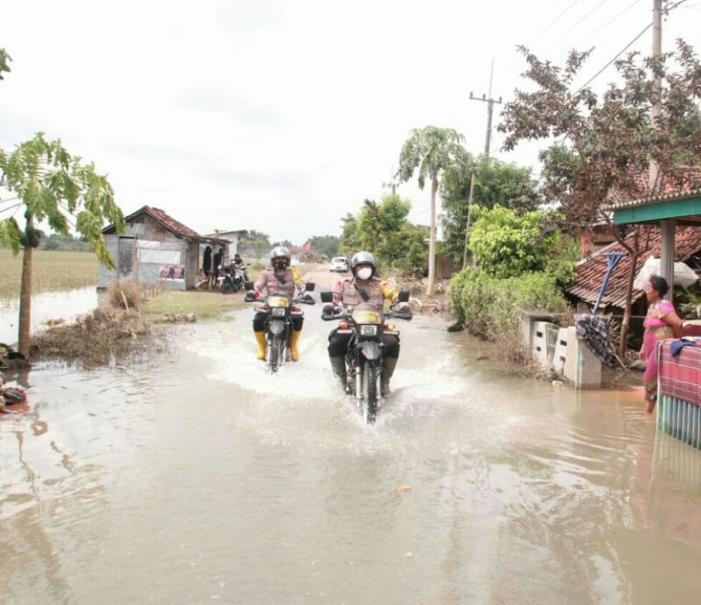 Satbrimob Polda Jatim Patroli SAR Kawasan Banjir di Jombang