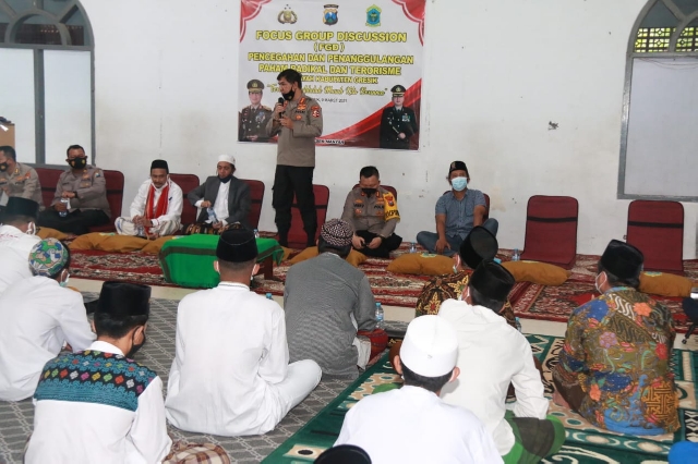 Humas Polri Berikan Arahan Bahaya Terorisme dan Radikalisme di Ponpes Gresik