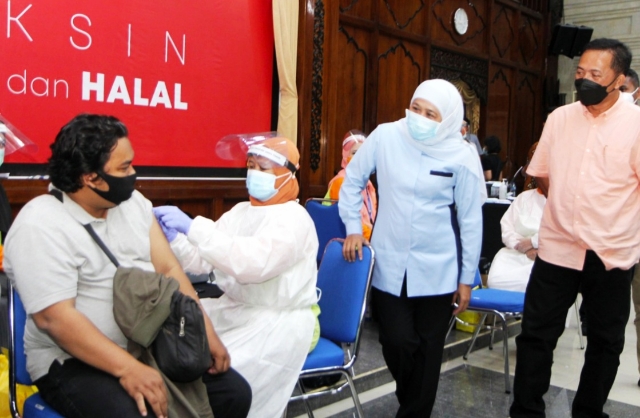 Gubernur Khofifah Tinjau Vaksinasi Wartawan Dosis Kedua