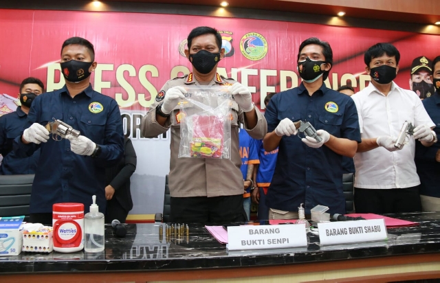 Ditresnarkoba Polda Jatim Bekuk Pengedar Sabu dan Pemilik Senpi