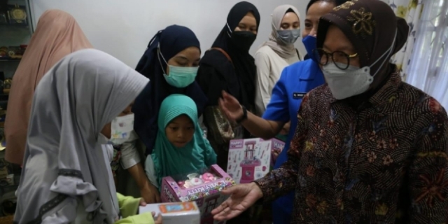 Mensos Risma, Berikan Santunan ke Ahli Waris Korban KRI Nanggala 402