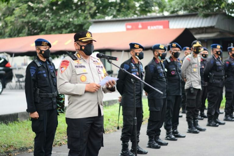 Brimob Jatim Kirim Personil Bantu Evakuasi Korban Banjir Bandang di NTT