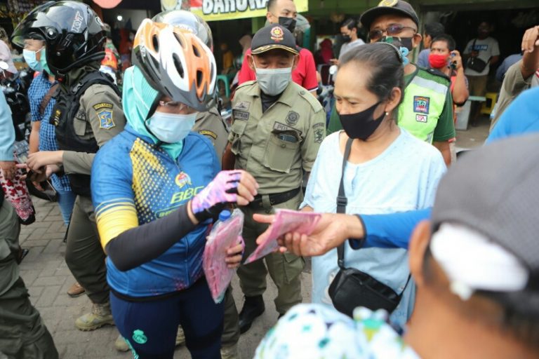 Forkopimda Kota Surabaya membagikan Masker ke Masyarakat