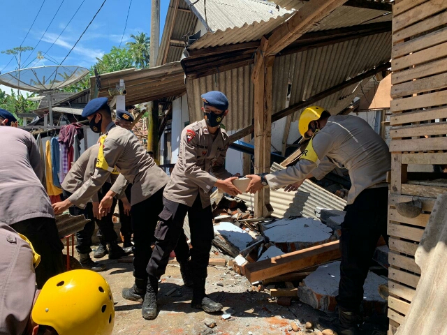 Brimob Jatim bantu Penanganan Pasca Gempa di Lumajang