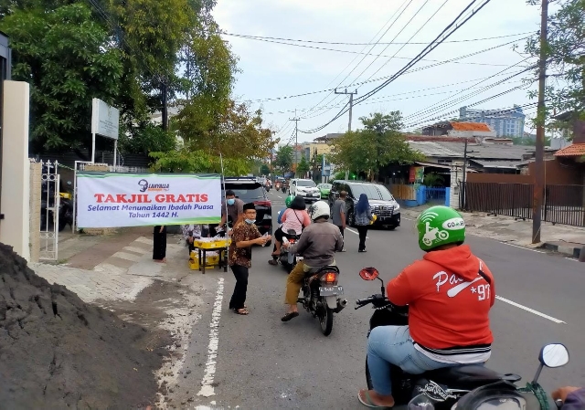 Hari Pertama Puasa, LaNyalla Academia Berbagi Takjil