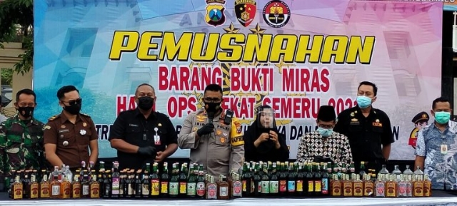 Polrestabes Surabaya Musnakan Ribuan Barang Bukti Miras Menjelang Ramadhan