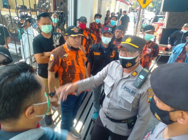 GPI Coba Main Usir, Kediaman Wabup Blitar Dibentengi Ratusan Massa
