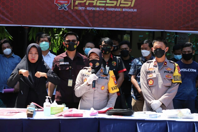 Kapolres Pelabuhan Tanjung Perak memimpin Giat Konferensi Pers dalam Ops Pekat Semeru 2021