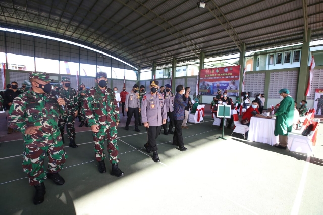 Panglima TNI dan Kapolri Tinjau Pelaksanaan Vaksinasi Massal