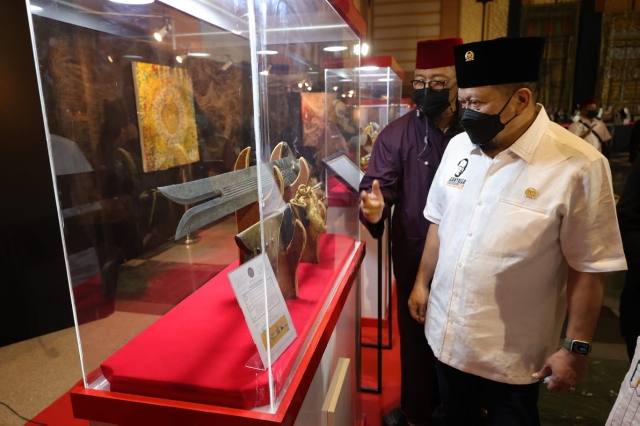 Dipamerkan di JIC, Ketua DPD RI Kagumi Artefak Peninggalan Rasulullah SAW
