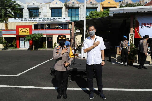 Giat Upacara Pemberian Bansos warga sekitar Polres Pelabuhan Tanjung Perak