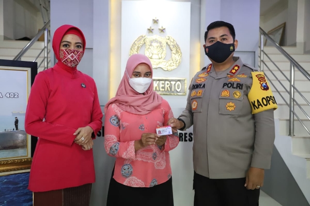 Istri Awak KRI Nanggala Mendapat SIM Gratis di Polres Mojokerto