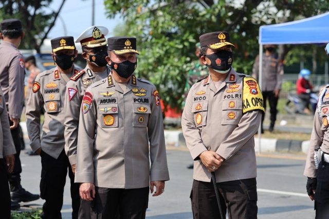 Irwasum Mabes Polri dan Kapolda Jatim Pantau Posko Check Point di Suramadu
