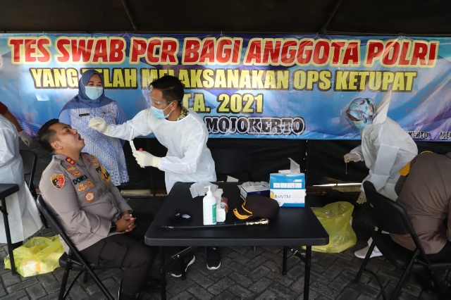 Ratusan Polisi yang Tugas di Pos Sekat Mojokerto Jalani Tes Swab PCR