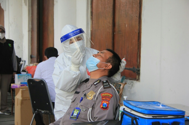 Anggota Polrestabes Surabaya yang Bertugas dalam Ops Ketupat Semeru 2021 Jalani Tes Swab PCR