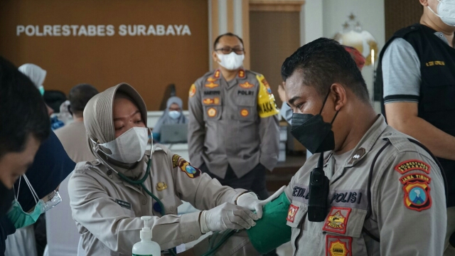 Bantu Pemkot Wujudkan 100 Persen Vaksinasi Covid-19, Oleh Polrestabes Surabaya Beserta Polsek Jajaran