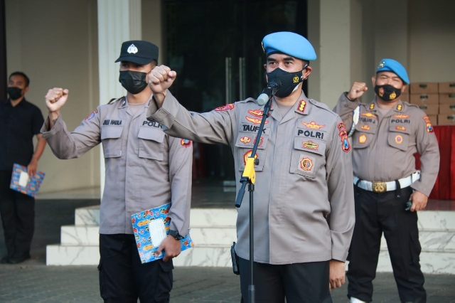 Personil Bidpropam Polda Jatim Tanda Tangani  Ikrar Anti Narkoba