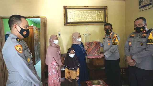 Kapolresta Mojokerto Anjangsana ke Anak Yatim Almarhum Anggota Polri