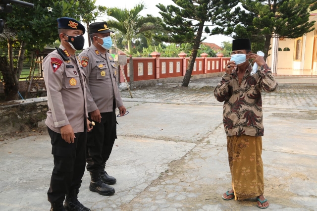 Brimob Polda Jatim di Arosbaya Bagi Masker, Sembako, dan Penyemprotan Disinfektan