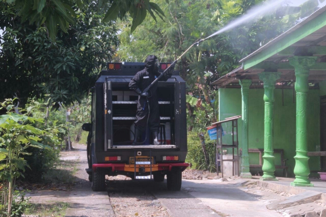 Korps Brimob Polri Melakukan Penyemprotan Desinfektan di Madiun