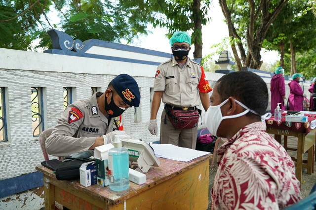 Korps Brimob Polri Resimen II Pasukan Pelopor Giat Monitoring Vaksin di Sampang