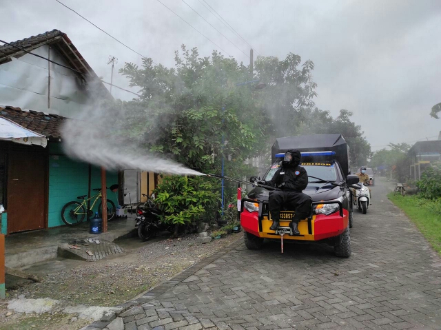 Pas Gegana dan Pas Pelopor Resimen II Melakukan Penyemprotan Desinfektan di Lamongan